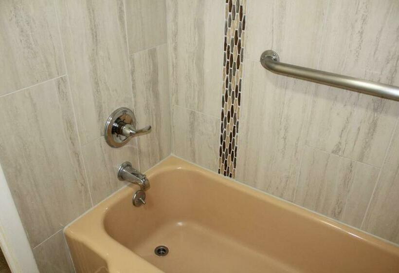 هتل Lamplighter Inn