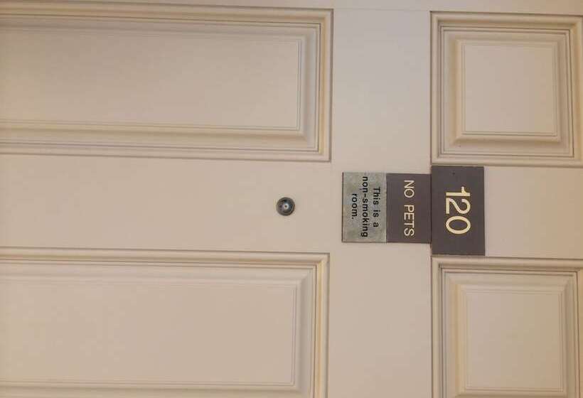 فندق على الطريق Island Inn