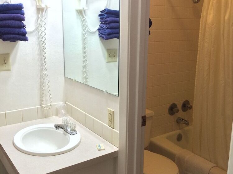 فندق على الطريق Island Inn