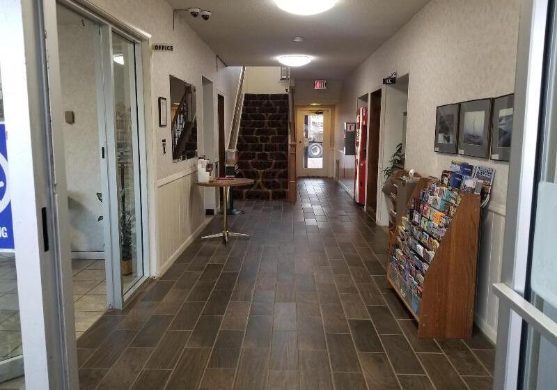 فندق على الطريق Island Inn