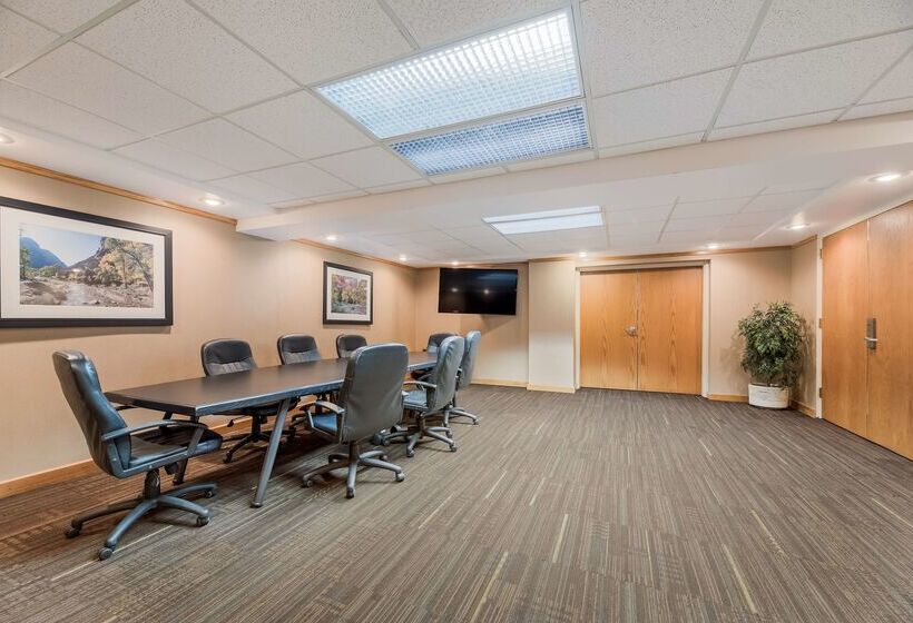 فندق Best Western Town & Country Inn