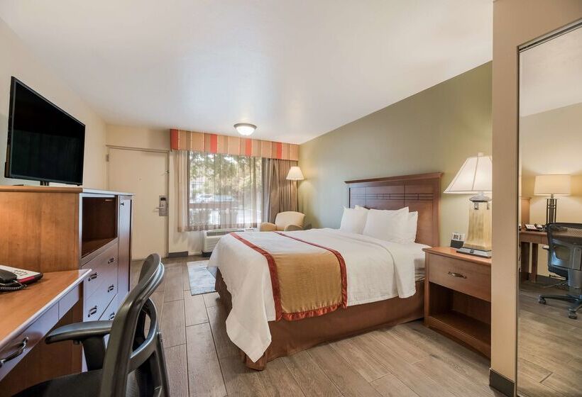 فندق Best Western Town & Country Inn