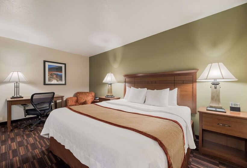 فندق Best Western Town & Country Inn