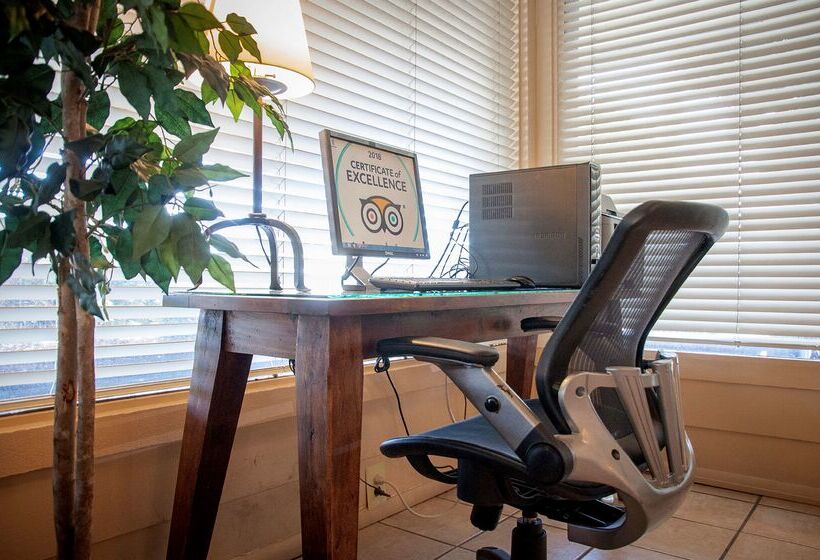 هتل Best Western Village Inn