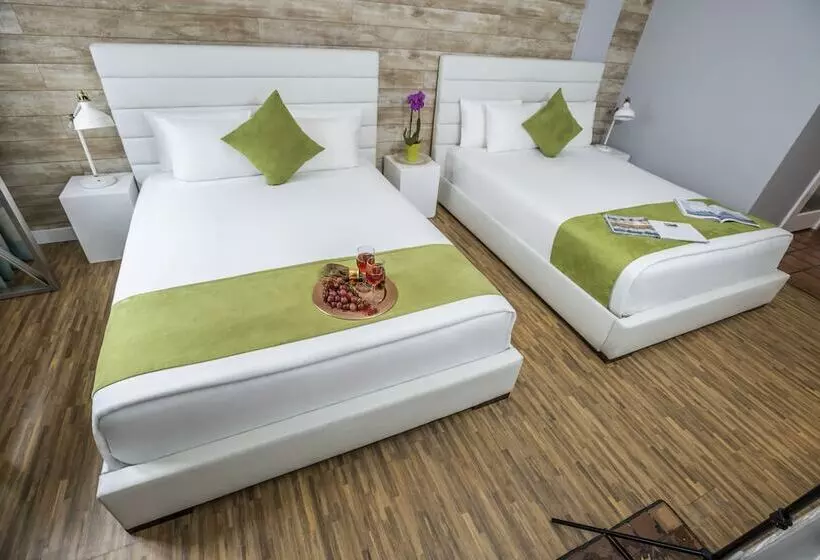 Chesterfield Hotel & Suites