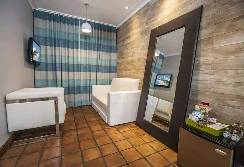 Chesterfield Hotel & Suites