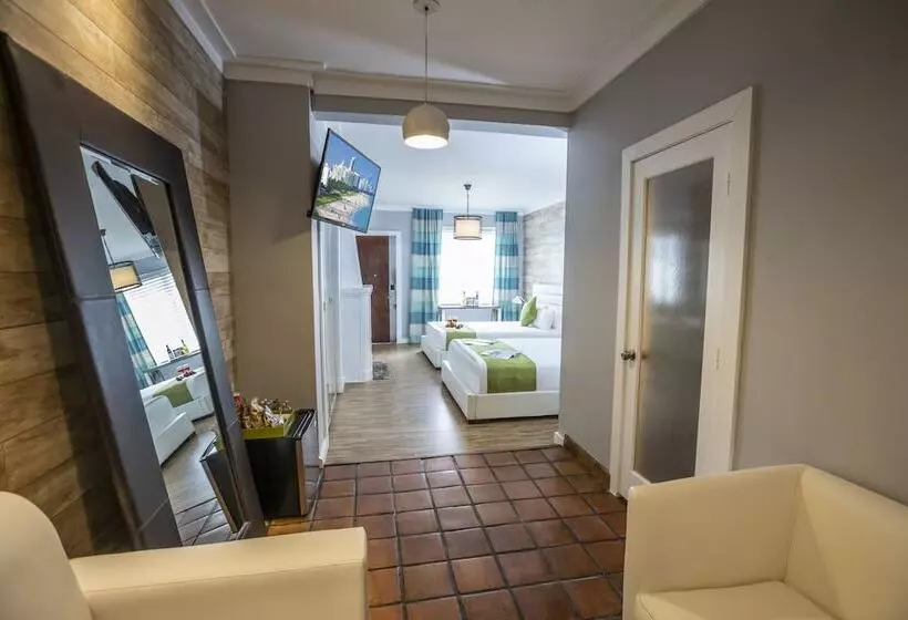 Chesterfield Hotel & Suites