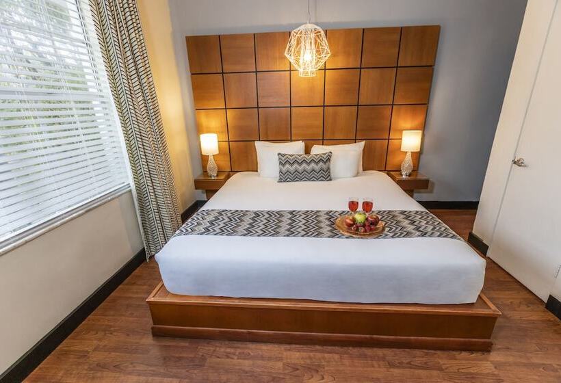 Chesterfield Hotel & Suites