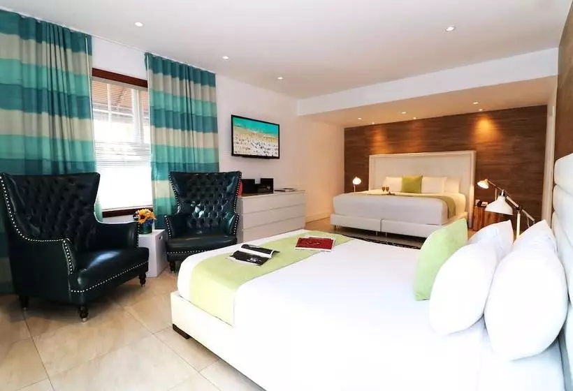 Chesterfield Hotel & Suites