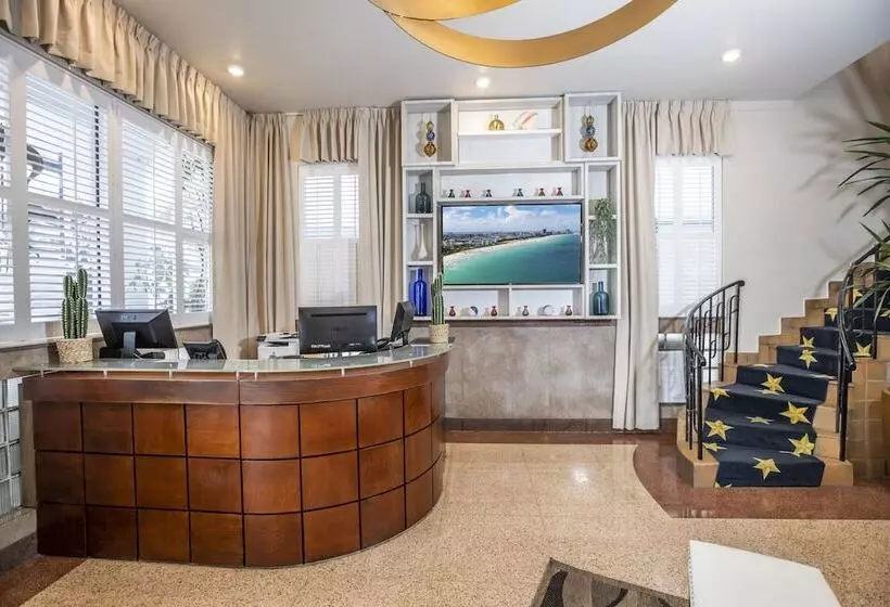 Chesterfield Hotel & Suites