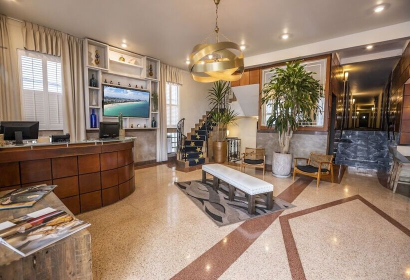 Chesterfield Hotel & Suites