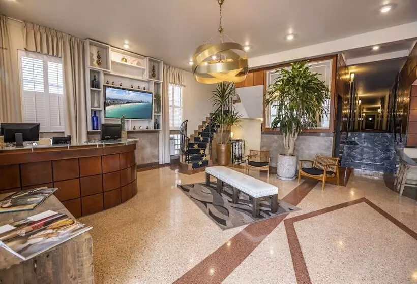 Chesterfield Hotel & Suites