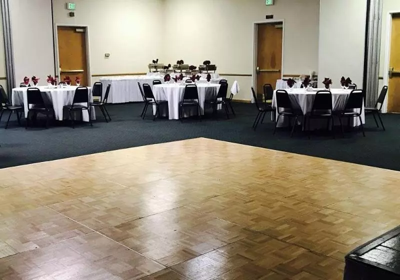 فندق Clarion Inn Near China Lake Naval Station