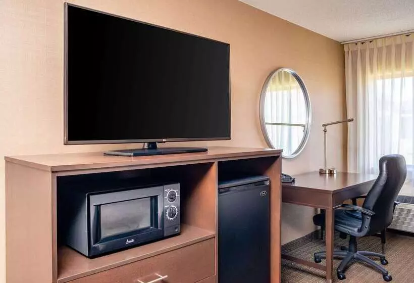 Отель Clarion Pointe Harrisonburg