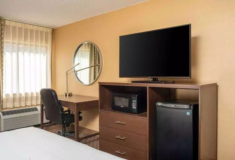 Отель Clarion Pointe Harrisonburg