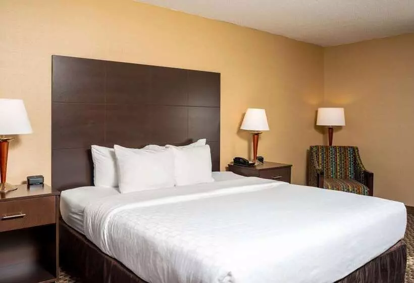 Отель Clarion Pointe Harrisonburg