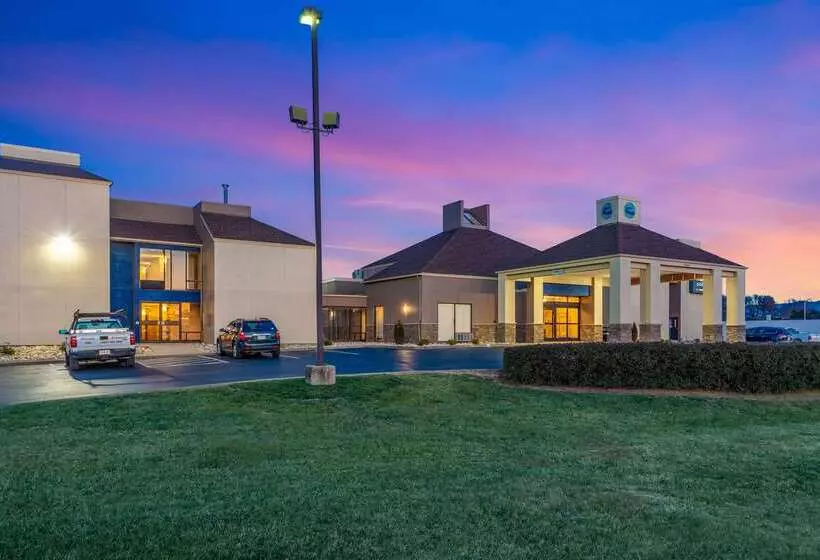 Отель Clarion Pointe Harrisonburg