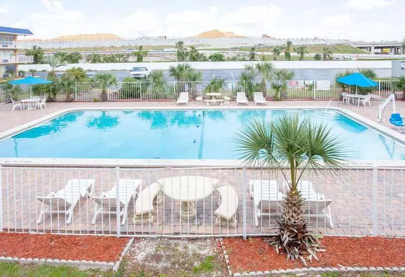 Отель Days Inn By Wyndham Orlando Downtown