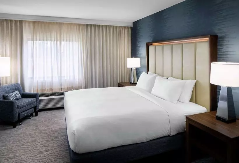 هتل Doubletree By Hilton Nashua