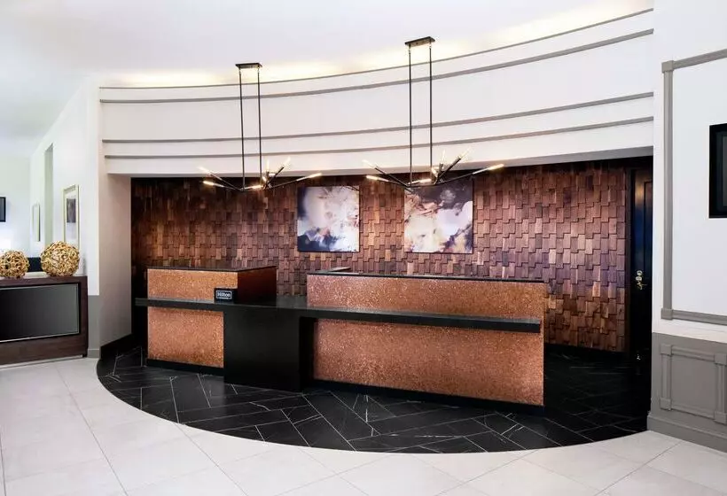 هتل Doubletree By Hilton Nashua