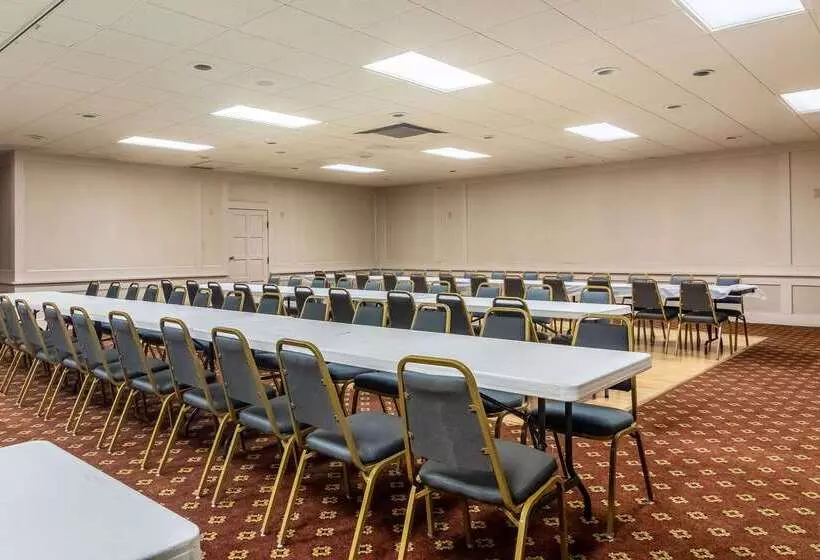 Отель Quality Inn & Suites