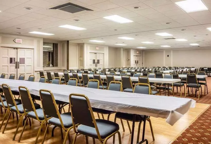 Отель Quality Inn & Suites