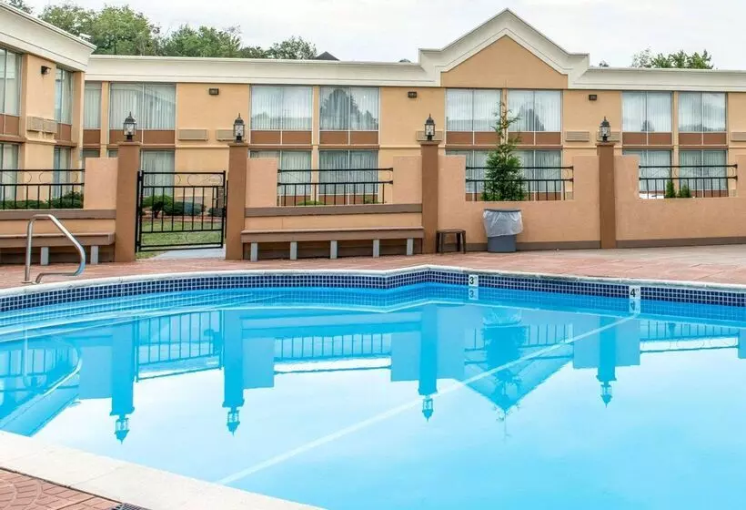 Отель Quality Inn & Suites