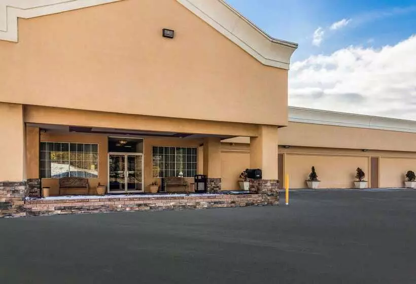 Отель Quality Inn & Suites