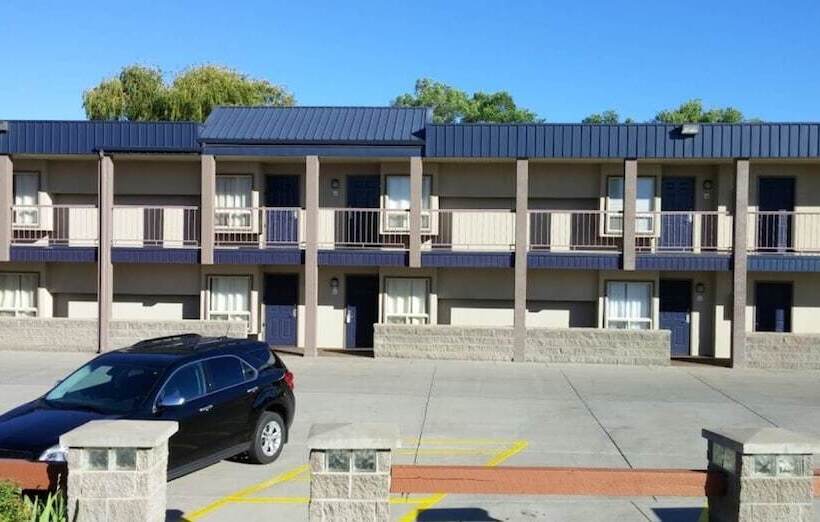 هتل Red Arrow Inn & Suites, A Travelodge By Wyndham