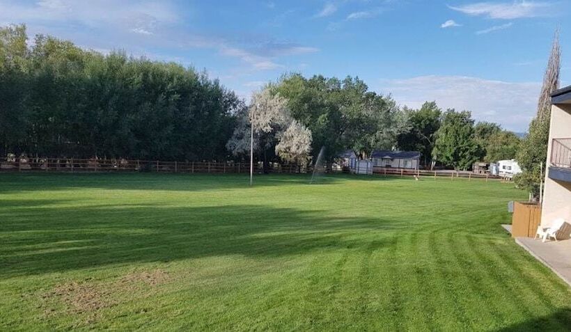 هتل Red Arrow Inn & Suites, A Travelodge By Wyndham