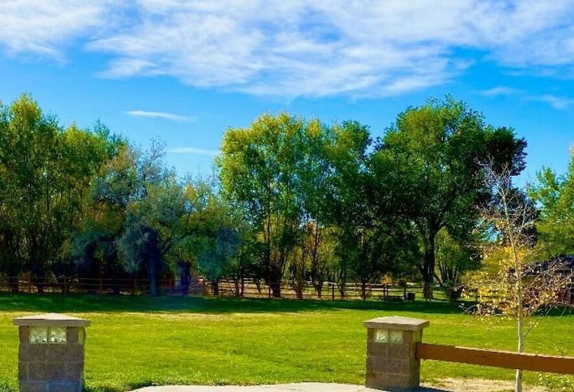 هتل Red Arrow Inn & Suites, A Travelodge By Wyndham