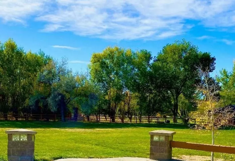 فندق Red Arrow Inn & Suites, A Travelodge By Wyndham