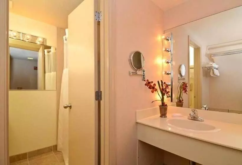 فندق Red Arrow Inn & Suites, A Travelodge By Wyndham