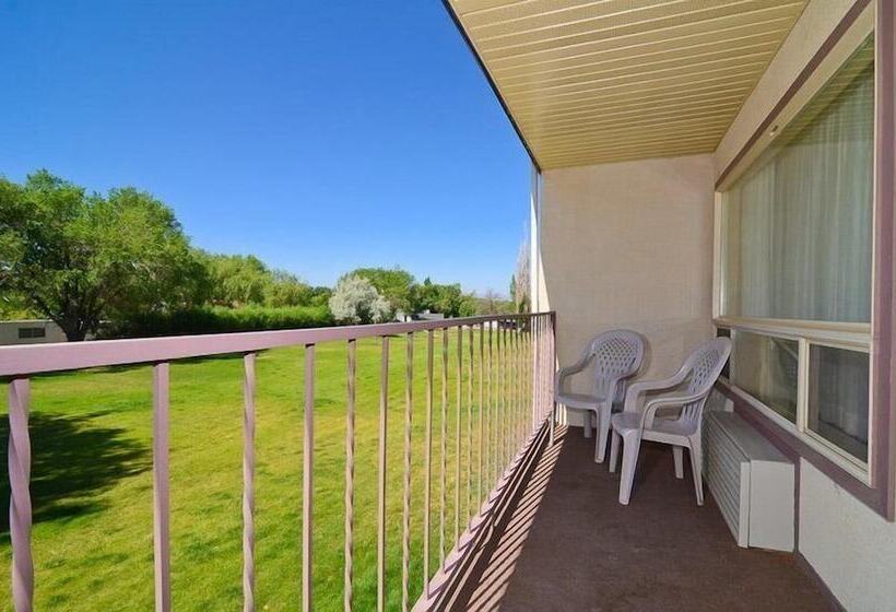 هتل Red Arrow Inn & Suites, A Travelodge By Wyndham