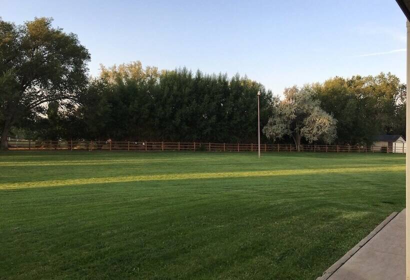 هتل Red Arrow Inn & Suites, A Travelodge By Wyndham