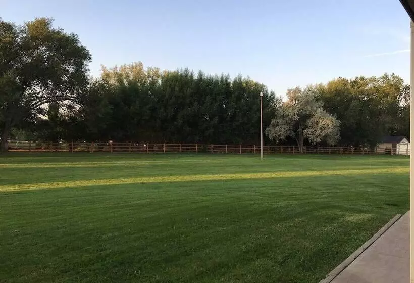 فندق Red Arrow Inn & Suites, A Travelodge By Wyndham