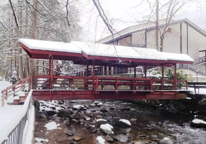 Курорт Brookside Lodge