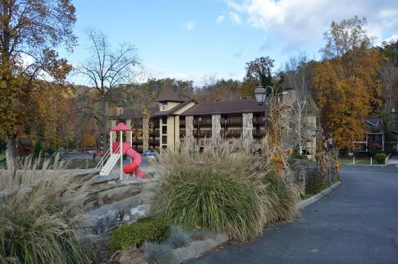 Курорт Brookside Lodge