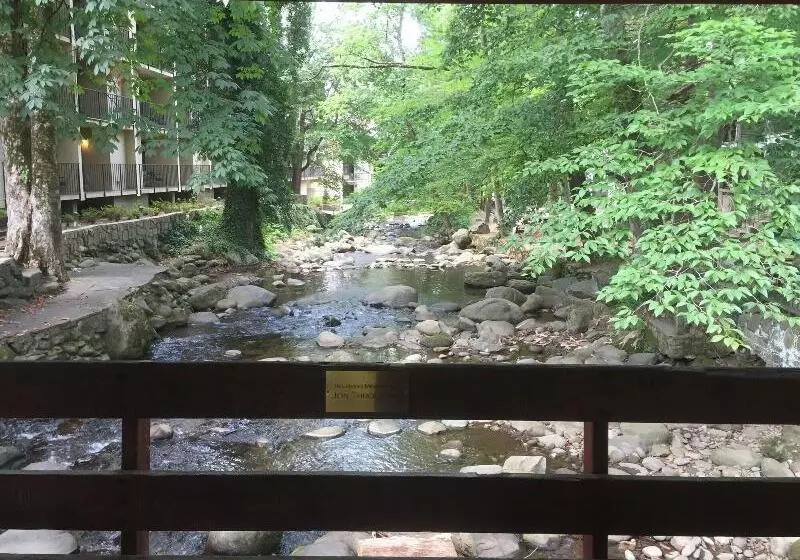 Курорт Brookside Lodge