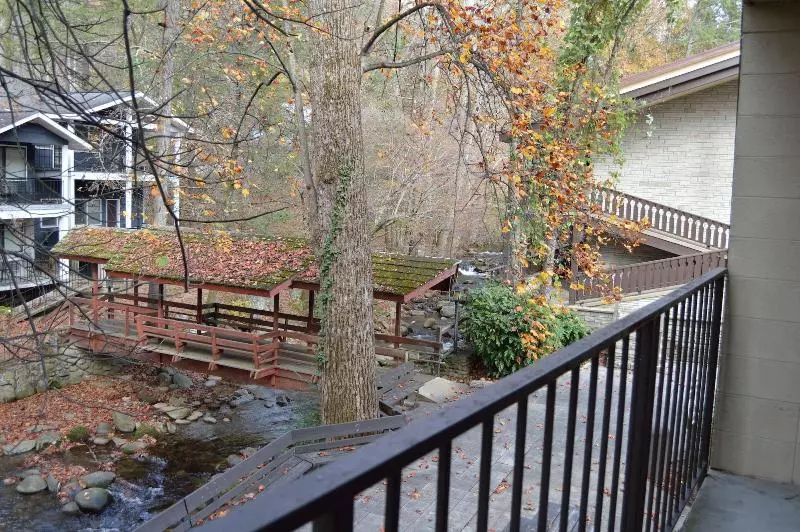 Курорт Brookside Lodge