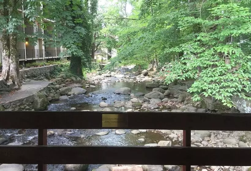 Курорт Brookside Lodge