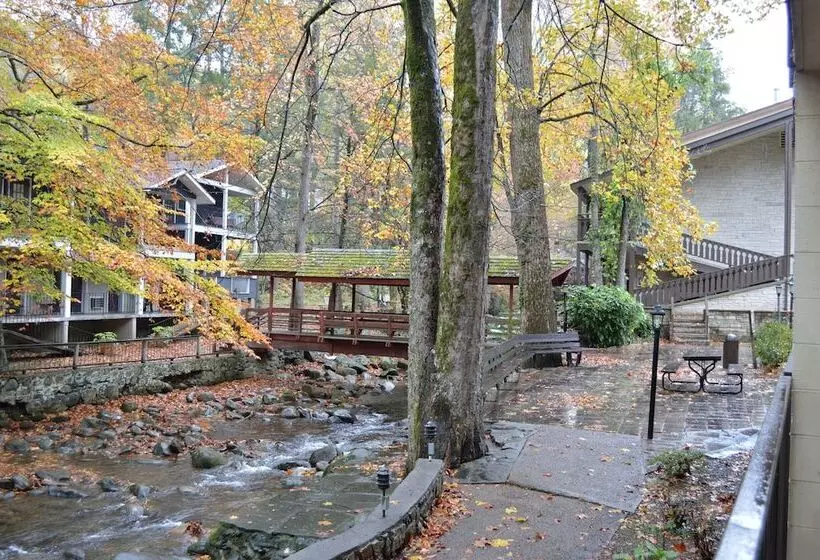 Курорт Brookside Lodge