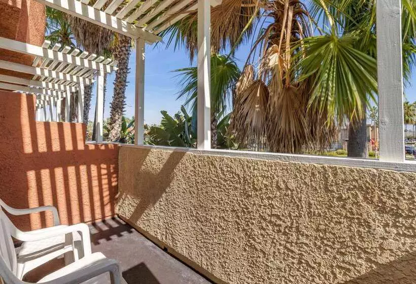 Отель Comfort Inn & Suites Huntington Beach