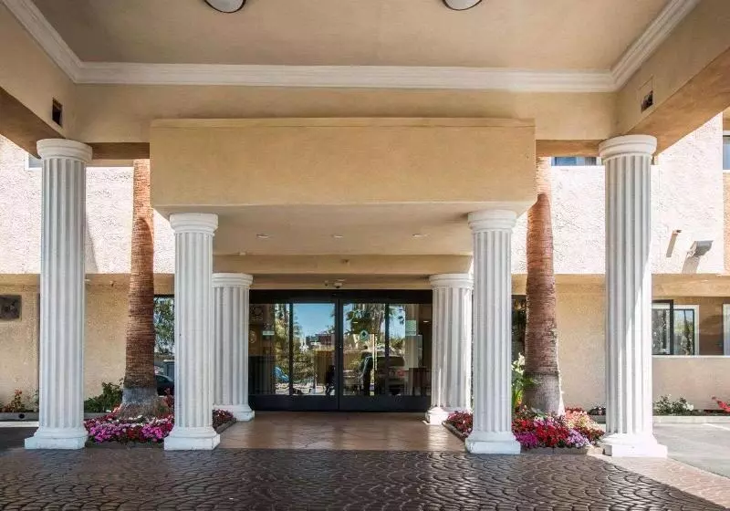 Отель Comfort Inn & Suites Huntington Beach