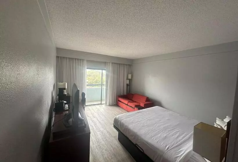 فندق Super 8 By Wyndham Dallas Love Field Airport