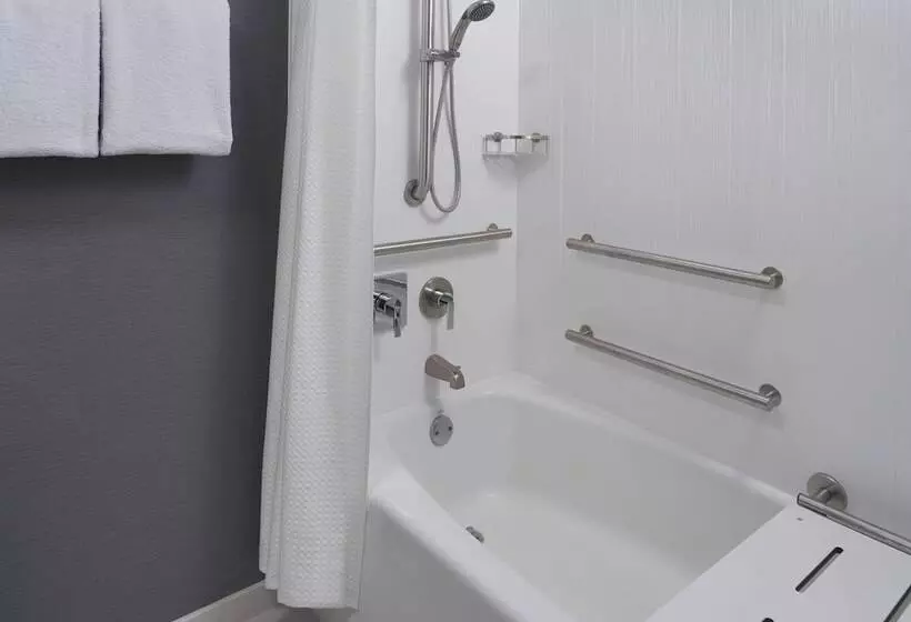 Отель Courtyard Charlotte Arrowood