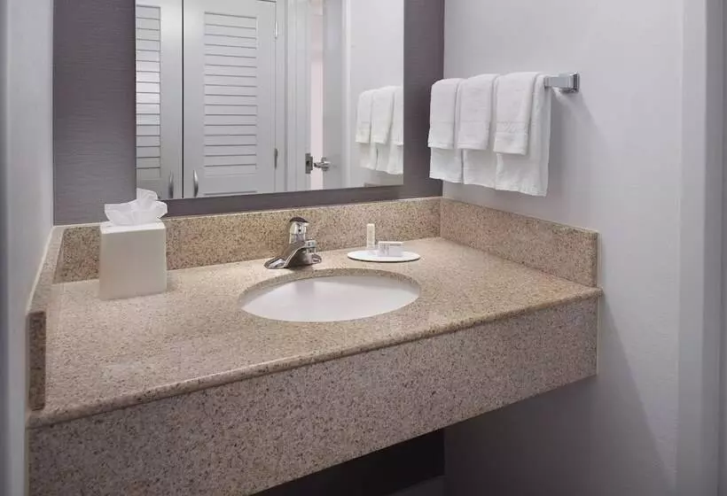 Отель Courtyard Charlotte Arrowood