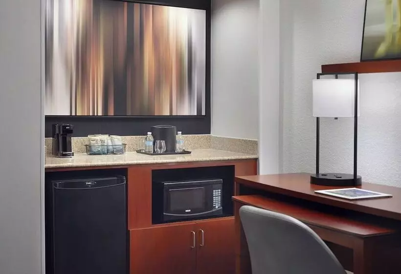 Отель Courtyard Charlotte Arrowood