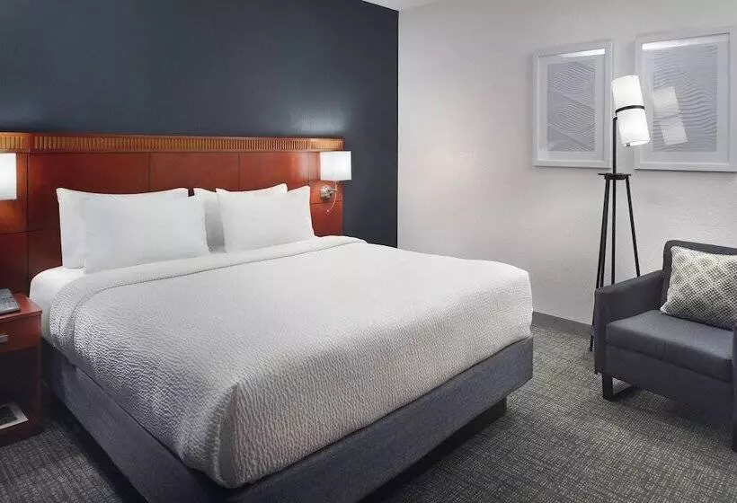 Отель Courtyard Charlotte Arrowood