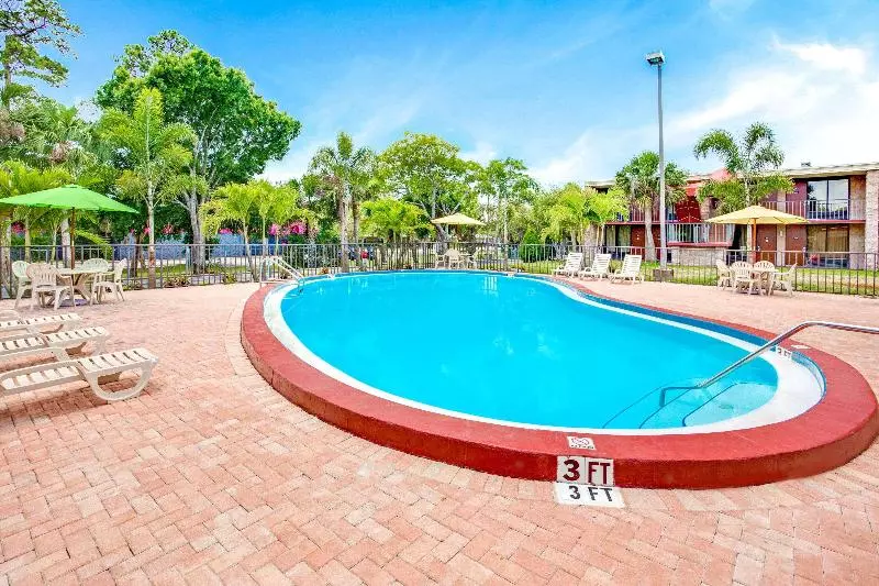 Hotel Days Inn By Wyndham Bradenton  Near The Gulf